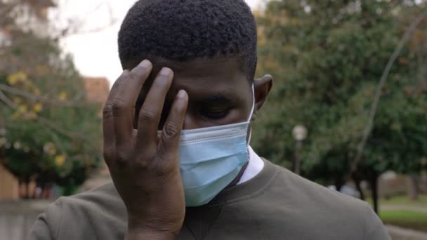 Auswirkungen Einer Längeren Benutzung Der Maske Schwarzer Mann Mit Kopfschmerzattacke — Stockvideo
