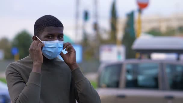 Pandemie 2020 Schwarzer Zieht Maske Und Starrt Ernst Die Kamera — Stockvideo