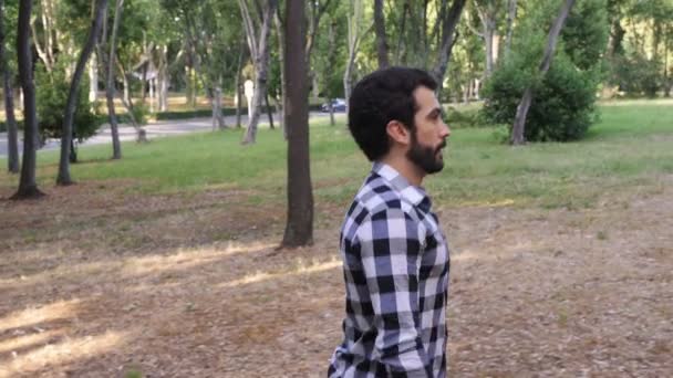 Jeune Homme Attrayant Marche Dans Parc Vieil Ami Ses Arrêts — Video