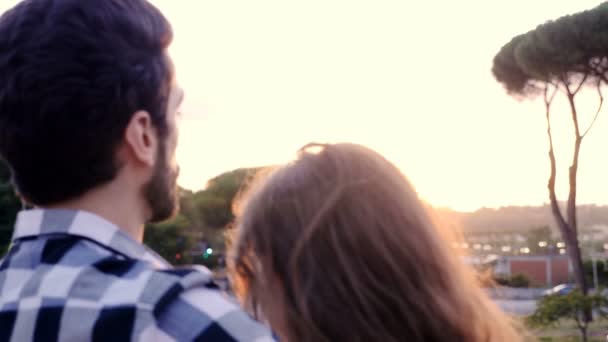 Couple Romantique Regardant Vue Dans Lumière Réfléchie Soleil — Video