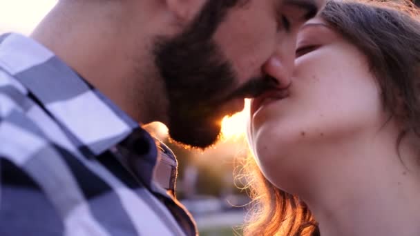 Jeune Couple Amoureux Embrasser Dans Lumière Réfléchie Soleil Ralenti — Video