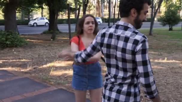 Réconciliation Pardon Jeune Couple Parc Fait Paix Après Querelle — Video