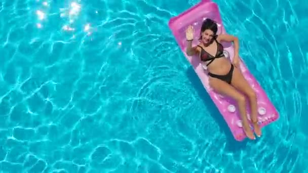 Luftbild Der Schönen Frau Auf Einer Lila Matte Pool Grüßt — Stockvideo