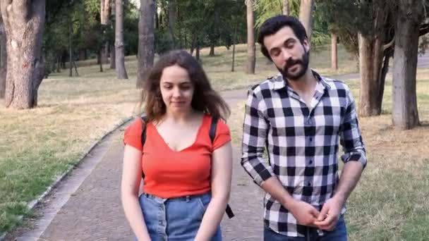 Первое Свидание Застенчивая Смущенная Молодая Женщина Целует Своего Друга Парке — стоковое видео