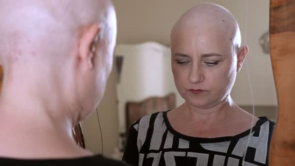 Femme Chauve Subissant Une Chimiothérapie Regarde Dans Miroir Sourit — Video