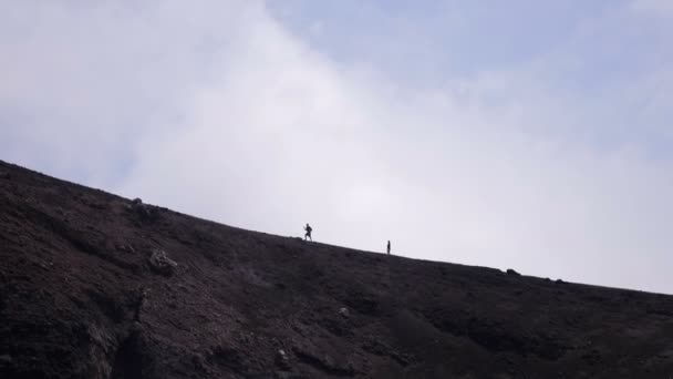 Escursionisti Piedi Alta Quota Vedere Cratere Dell Etna — Video Stock