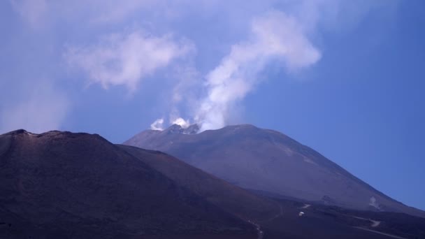 Prachtig Uitzicht Etna Met Rook Die Uit Krater Komt — Stockvideo