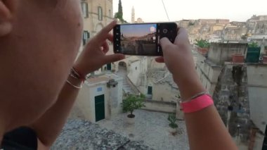 Belvedere 'den taşlardan oluşan güzel bir şehrin fotoğrafını çekiyorlar.