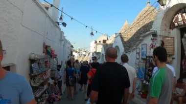 Alberobello caddesi turistlerle dolu, İtalya 2020 Ağustos.