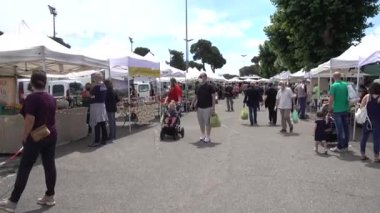 Covid 19 - maskeli insanlar marketten alışveriş yapıyor.