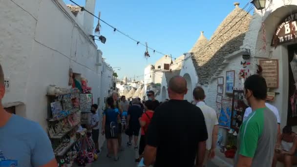 Strada Alberobello Tra Trulli Affollati Turisti Italia Agosto 2020 — Video Stock