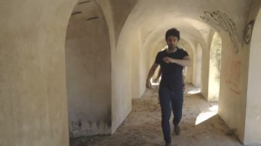 Çiftler kavga eder. Genç kadınlar barışmak için erkek arkadaşının peşinden koşarlar.