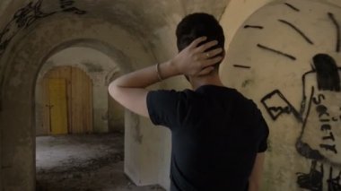 Çılgınlık, psikoz genç sıkıntılı adam kapana kısılmış hissediyor.