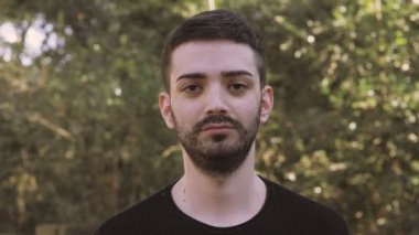 Gençlik, neşe dolu genç adam kameraya bakıyor ve kahkahalar atıyor.