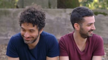 Homoseksüellik, çekingenlik - parkta iki utangaç genç gay öpüşüyor.