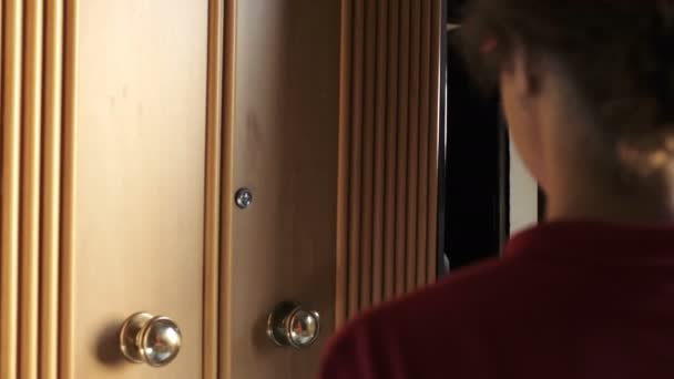 Junger Mann Öffnet Einer Kurierin Die Tür Die Die Pizzen — Stockvideo