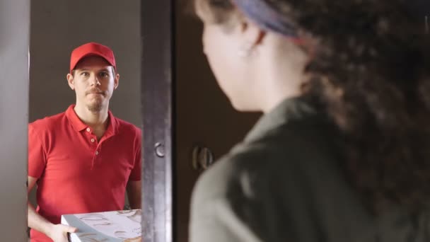 Dostawa Domu Kurier Dostarcza Pizzę Młodej Kobiecie — Wideo stockowe