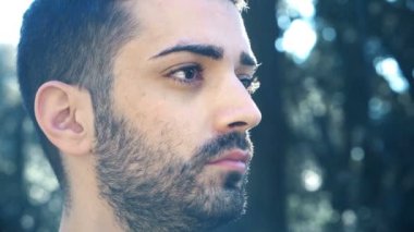 Umut, inançlı genç adam gökyüzüne bakar ve rahatça gülümser.