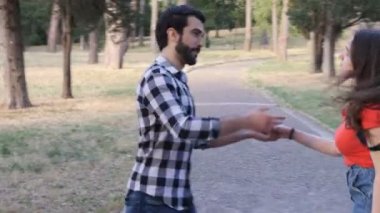 Kıskançlık, ihanet, genç bir adam, kız arkadaşının onu tokatlamasıyla kendini haklı çıkarır.