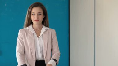 İş, başarı - kameraya gülümseyen genç yönetici