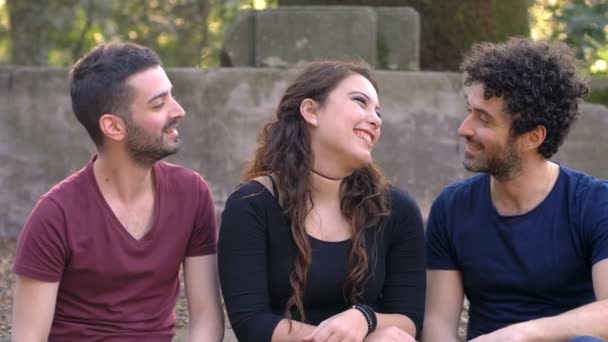 Menage Une Jeune Femme Trois Désinhibée Embrasse Ses Deux Amis — Video
