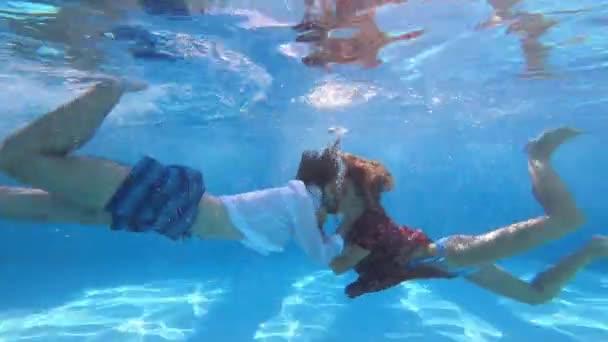 Amour Dans Piscine Jeune Couple Embrasser Sous Eau Refait Surface — Video