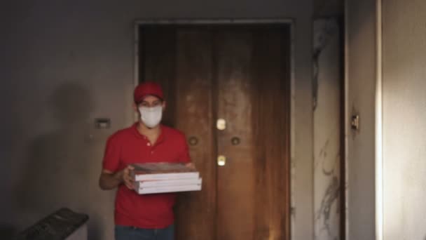 Домашня Доставка Молодий Кур Доставляє Піци Дивлячись Камеру — стокове відео