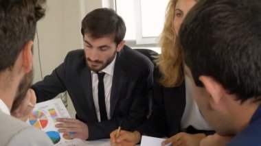 İş dünyası ve toplantıdaki finans müdürleri raporda düzeltmeler yaparlar