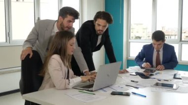 Teknoloji, iş dünyası. Bilgisayar ve tabletle çalışan genç yöneticiler.