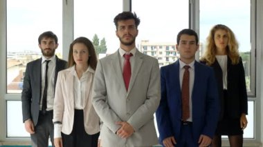 Kariyer, iş grubu yöneticileri aynı anda kollarını kavuşturuyor.