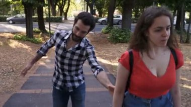 Çiftler kavga eder. Genç adam, ona tokat atan kız arkadaşıyla barışmaya çalışır.