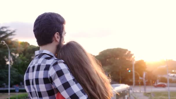 Romance Amour Jeune Couple Regardant Coucher Soleil Dans Lumière Réfléchie — Video