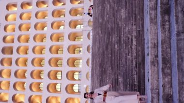 Genç ve çekici bir kadının kameraya bakışının baş aşağı görüntüsü.