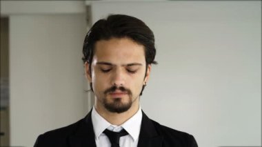 Salgın - genç çekici yönetici maske takıp kameraya bakıyor