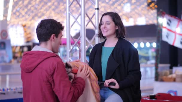 Jeune Couple Heureux Souriant Plaisantant Sur Carrousel Noël — Video