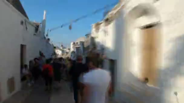 Toeristen Wandelen Tussen Trulli Van Alberobello Italië Augustus 2020 Timelapse — Stockvideo