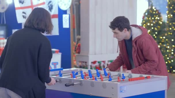 Joven Divertido Joven Pareja Juega Futbolín Navidad Centro Comercial — Vídeos de Stock