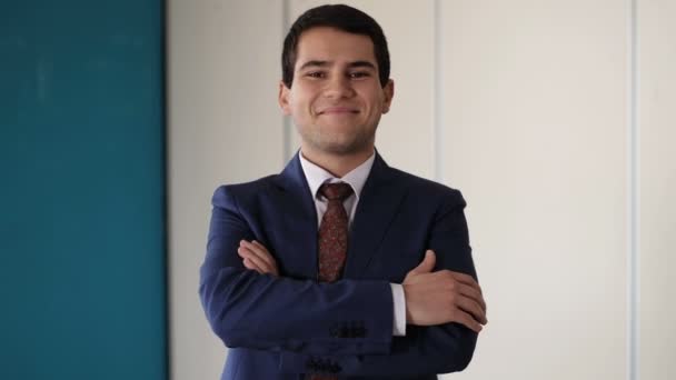 Éxito Carrera Joven Empresario Cruzando Brazo Sonriendo Cámara — Vídeos de Stock