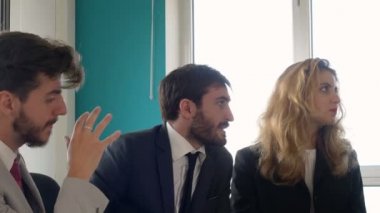 İş, proje lideri takım çalışmasıyla toplantı yapıyor.