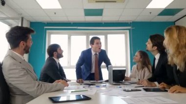 Kariyer, yeni başlayan genç yöneticiler projelerinin onaylanmasına seviniyorlar.