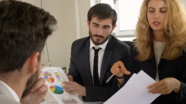 iş ve proje yöneticisi sunum grafiklerini açıklıyor 