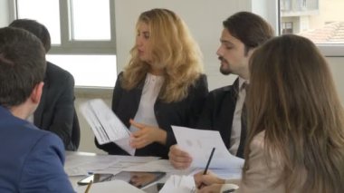 İş görüşmeleri genç yöneticiler veri yatırımlarını analiz ederler
