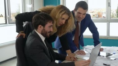 Teknoloji, işletme genç yöneticileri şirket maliyetlerini bilgisayarda analiz eder