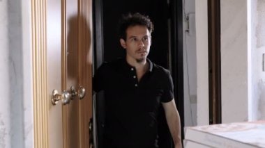 Eve teslim. Kadın kurye, genç bir adama pizza teslim ediyor.