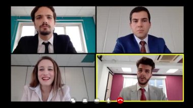 Genç işadamı ekibine yeni şirket politikasını açıklıyor.