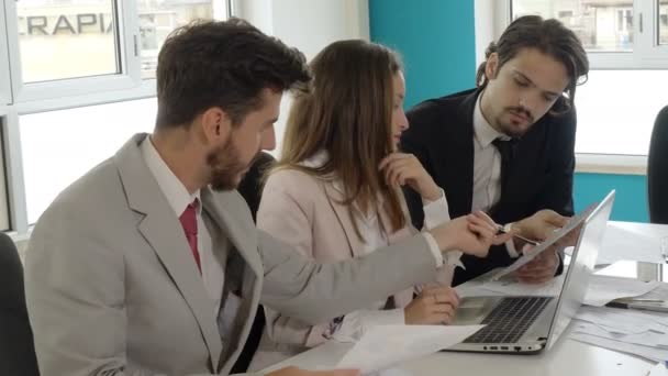 Entreprises Jeunes Cadres Travaillent Ensemble Sur Présentation Powerpoint — Video