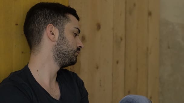 Apati Depression Omtänksam Ledsen Man Övergiven Till Sig Själv — Stockvideo