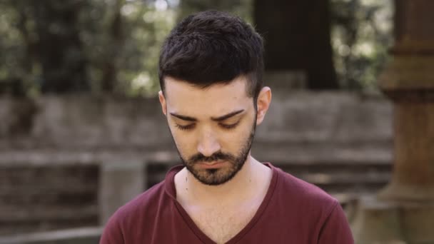Traurigkeit Einsamkeit Junger Mann Erhebt Den Kopf Und Starrt Die — Stockvideo