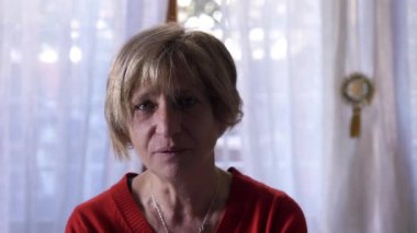 modernlik, teknolojiyle olgunlaşmış bir kadın arkadaşıyla konuşuyor.