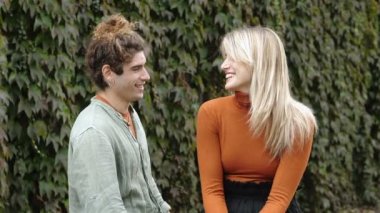 İlk buluşmada, utangaç genç bir çiftin parkta şakalaşması ve flört etmesi.